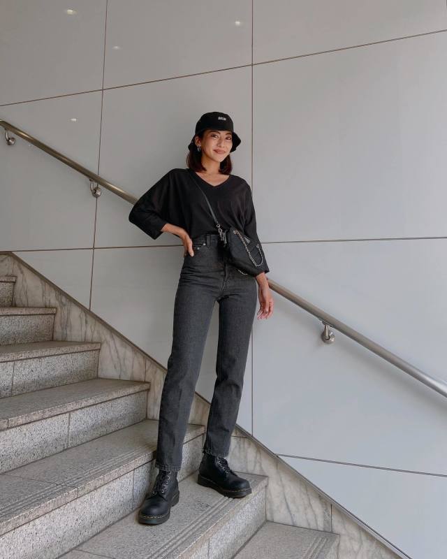 韓国ファッションのオールブラックコーデ