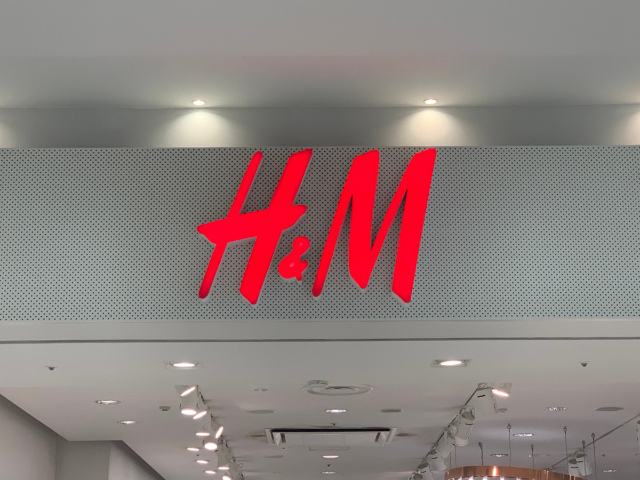 いつものコーデに一工夫。【H＆M】の「パイソン柄バッグ」が可愛すぎる