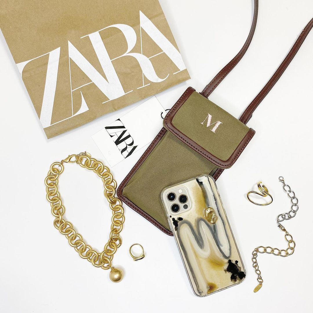 肩掛けスマホケースがアツい！【ZARA】で買える「スマホポーチ」が最強すぎる