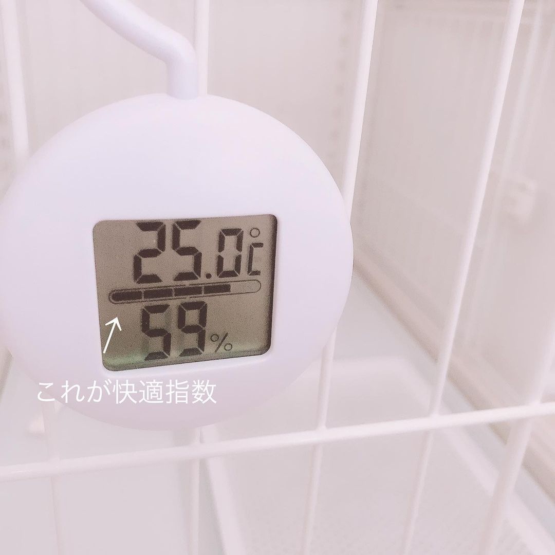 部屋を快適に保つなら必須！【ダイソー】の「デジタル温湿度計」がインテリアに馴染む