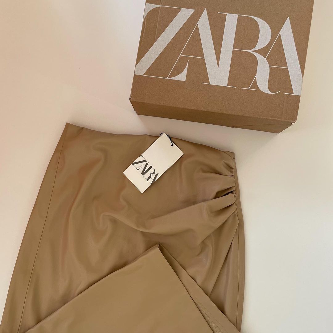 本革レベルの高級感！【ZARA】の「フェイクレザースカート」の上品さに