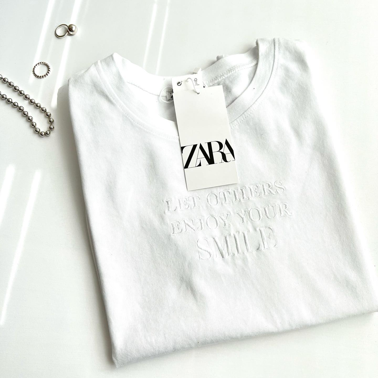 刺繍が「ほんとにかわいい」【ZARA】の”ロゴTシャツ”まとめ | コーデスナップ