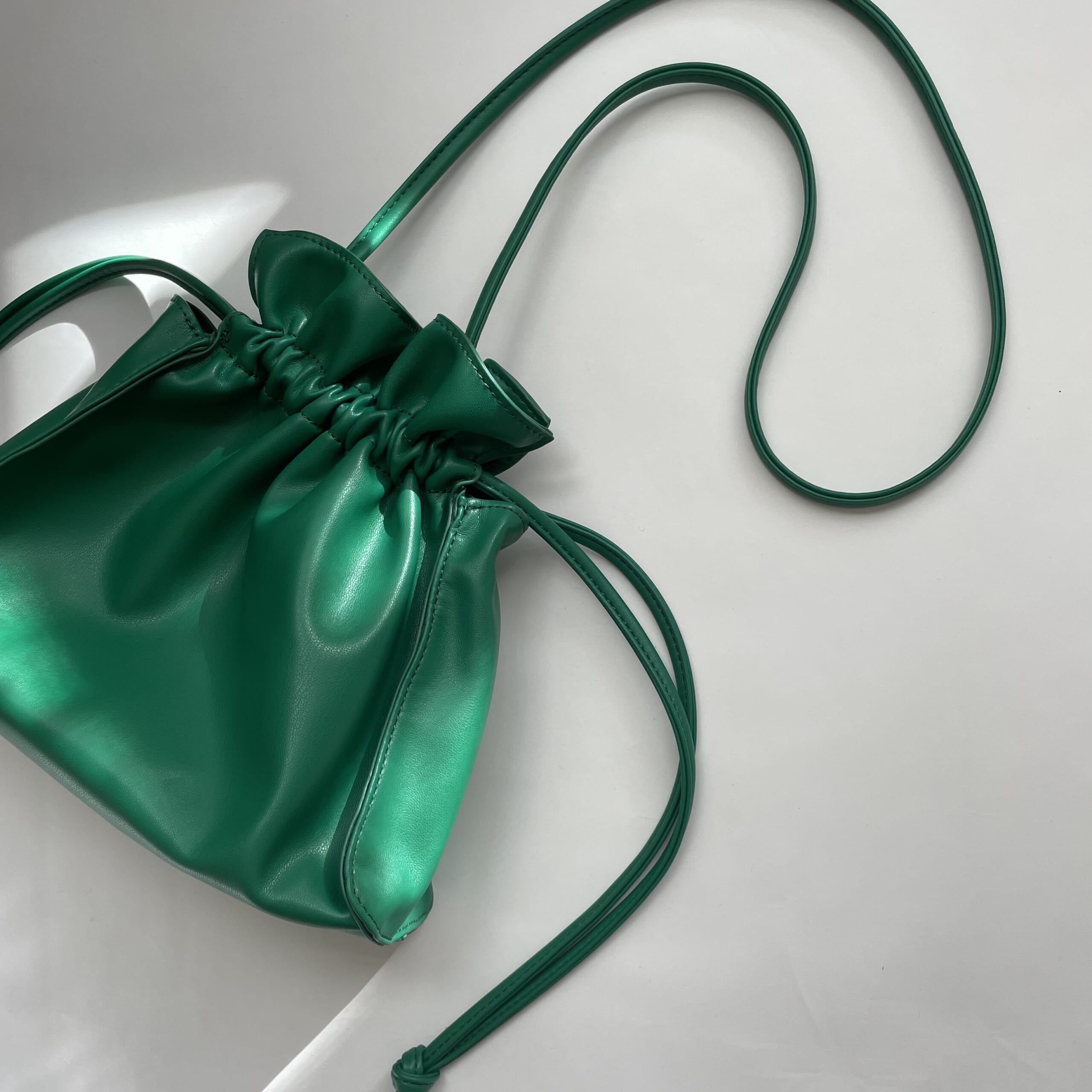 「綺麗なグリーンをチョイス」【GU】の「新作バッグ」が機能性高い