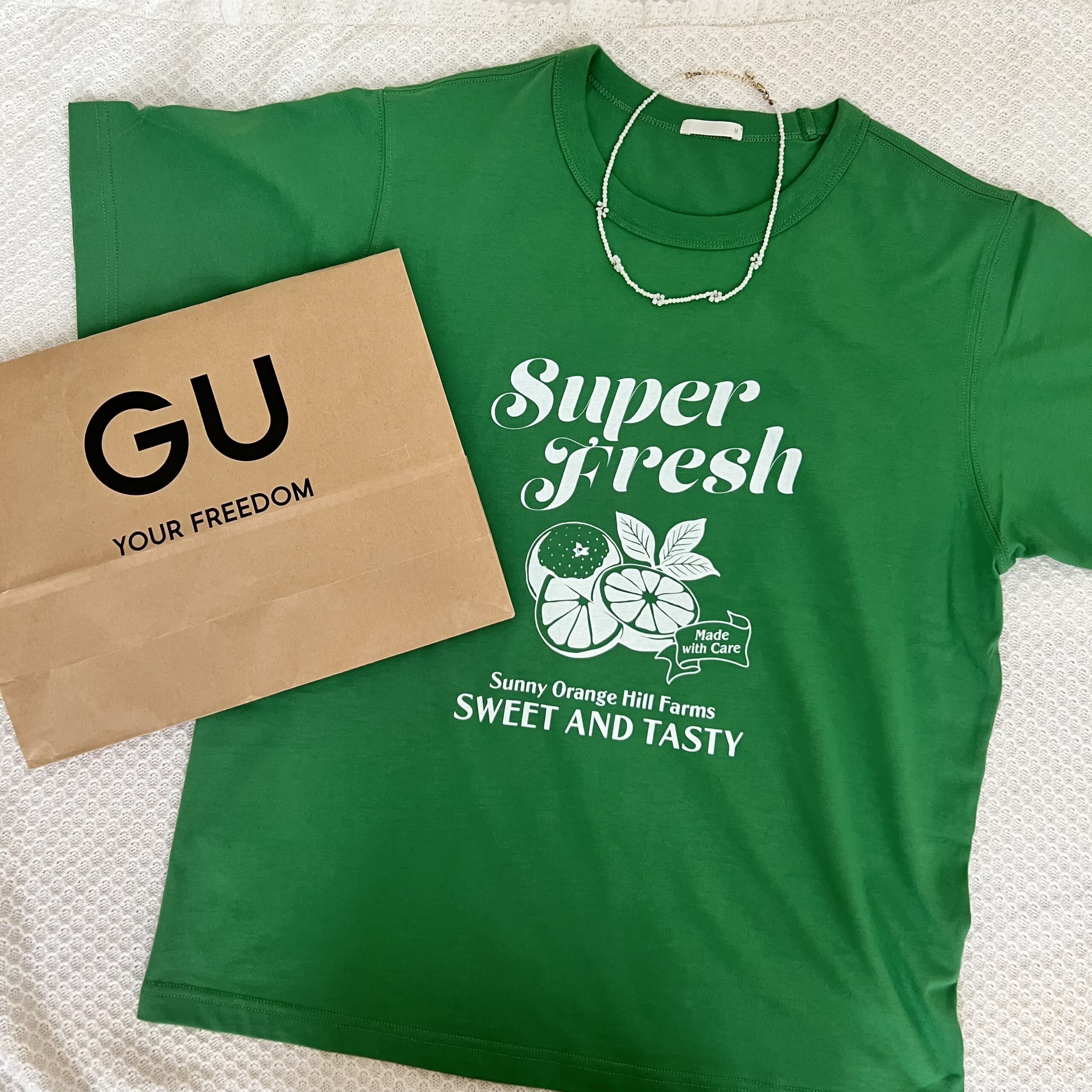 「トレンド感のあるコーディネートになる」【GU】の”グリーンTシャツ”が可愛い
