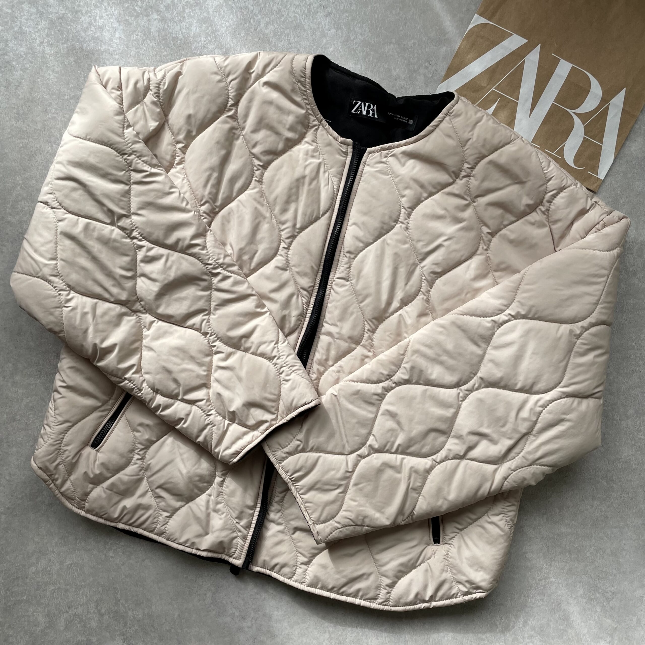 「軽くて暖かい！」「買わない理由はない」【ZARA】トップステッチ入りパフジャケットをチェック！