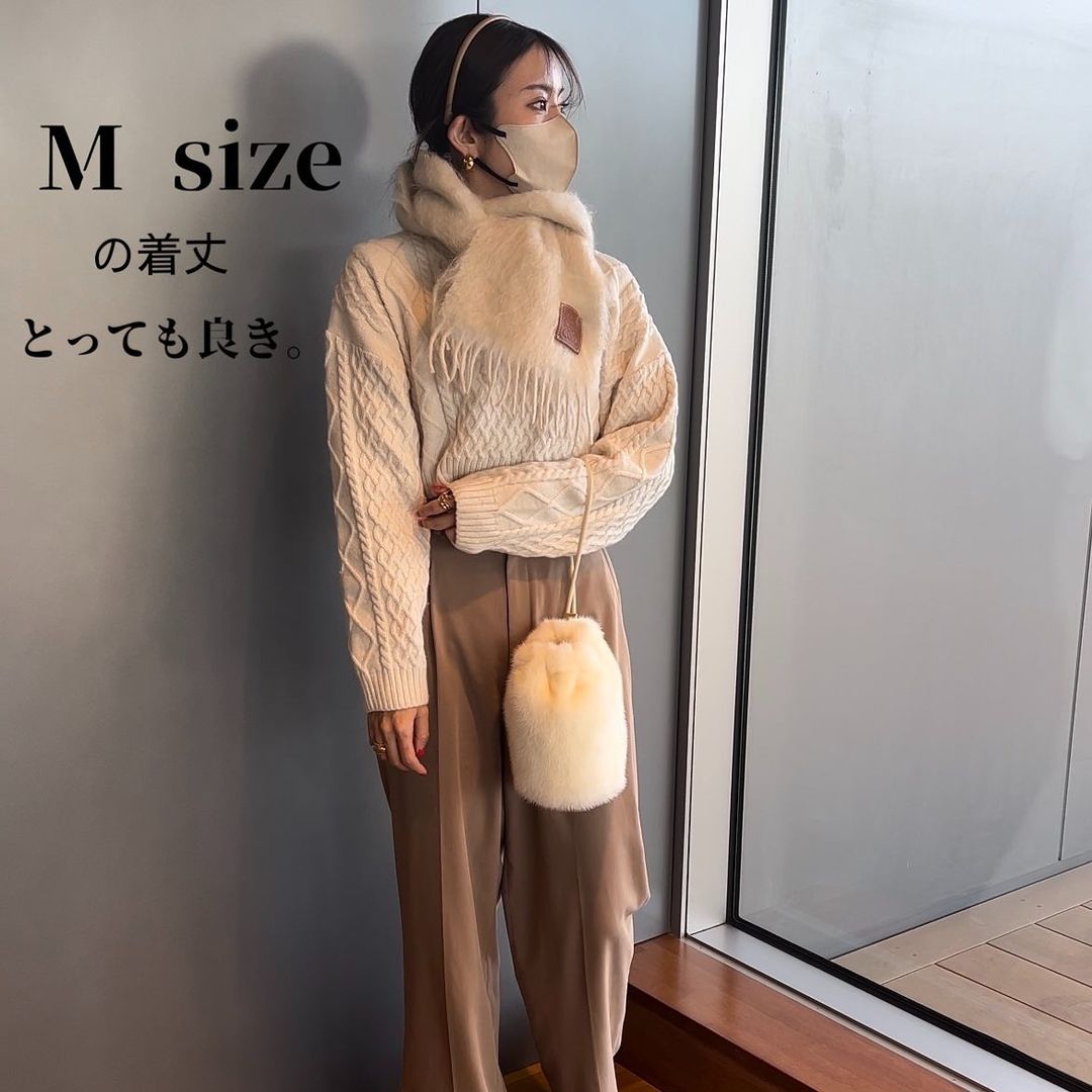 H＆Mのケーブルニットセーターを着ている女性