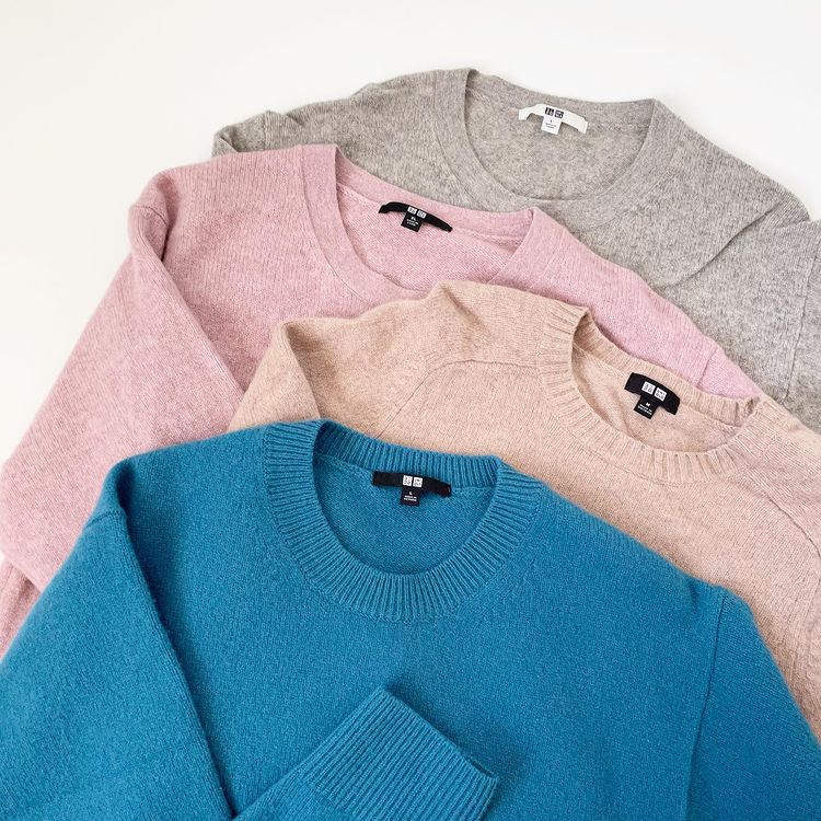 ユニクロのクルーネックセーターの4色