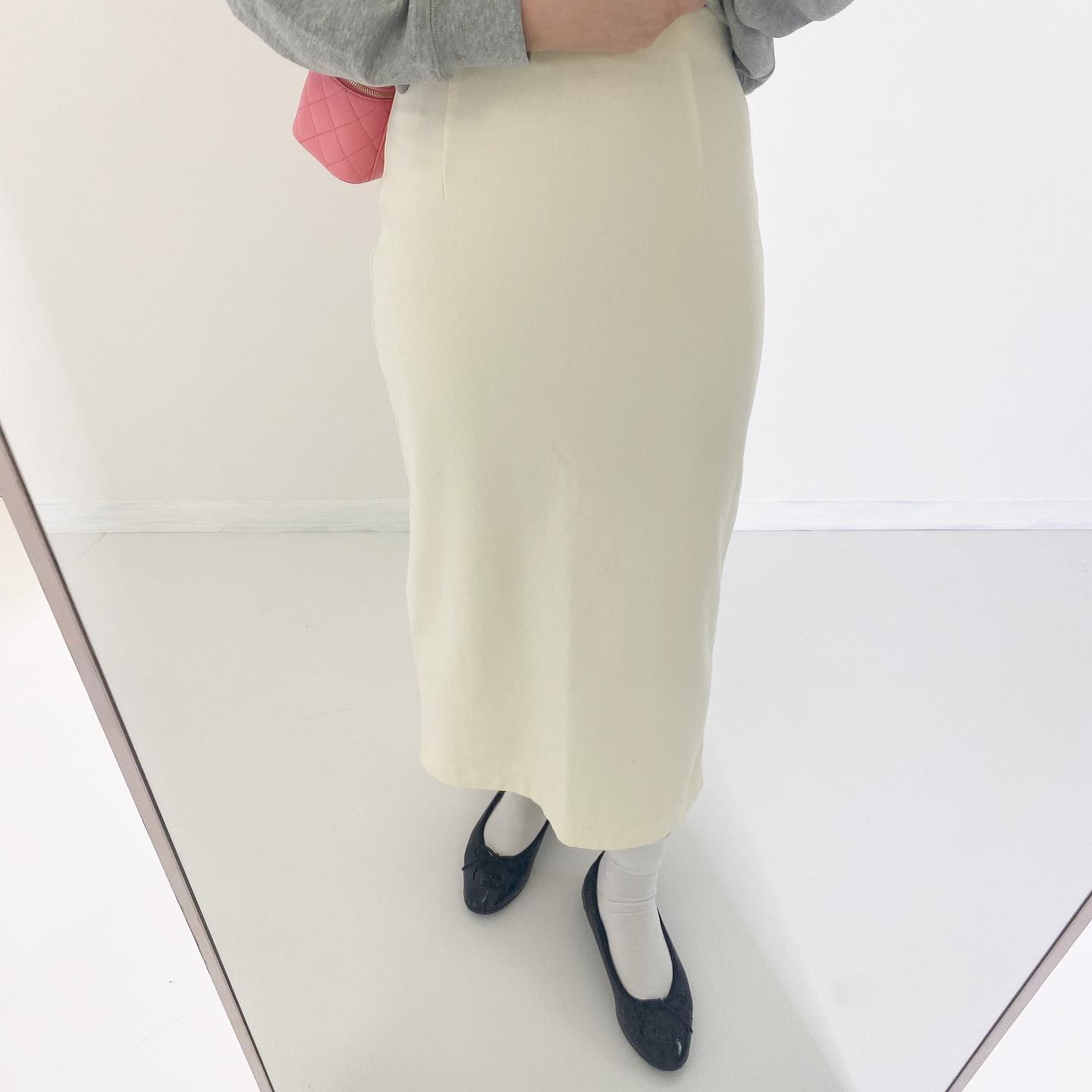 ユニクロのデニムジャージーナローロングスカートを履いている女性