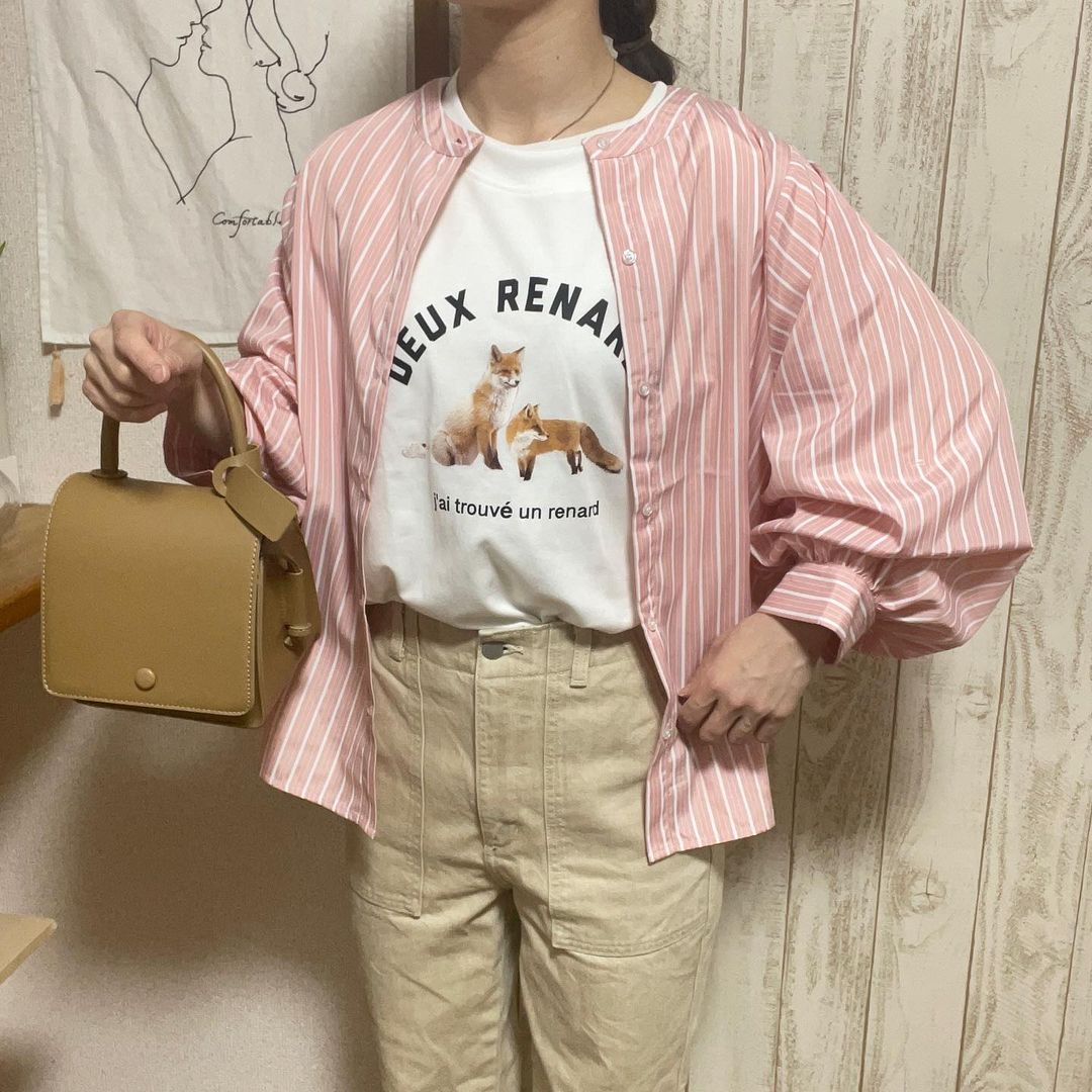 しまむらのキツネロングTシャツと赤ストライプシャツのコーデ