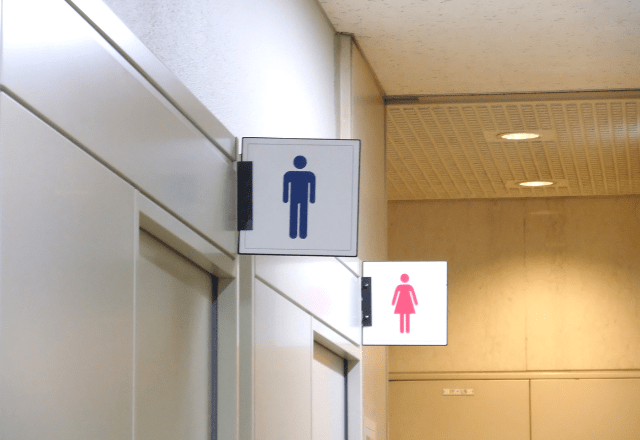 【実は迷惑？】個室トイレで、4人に1人が『していること』って？→「小さい子が”漏れちゃう～”と泣き出してしまって…」