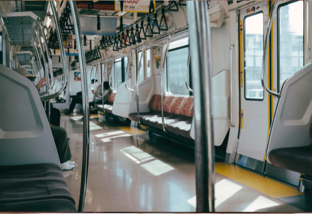 電車内で…「いたっ…」わざと『女性の足を踏む』サラリーマン！？⇒毎日”同じ女性”が狙われ…「警察に相談っ」悩んでいると”予想外の事態”に発展…