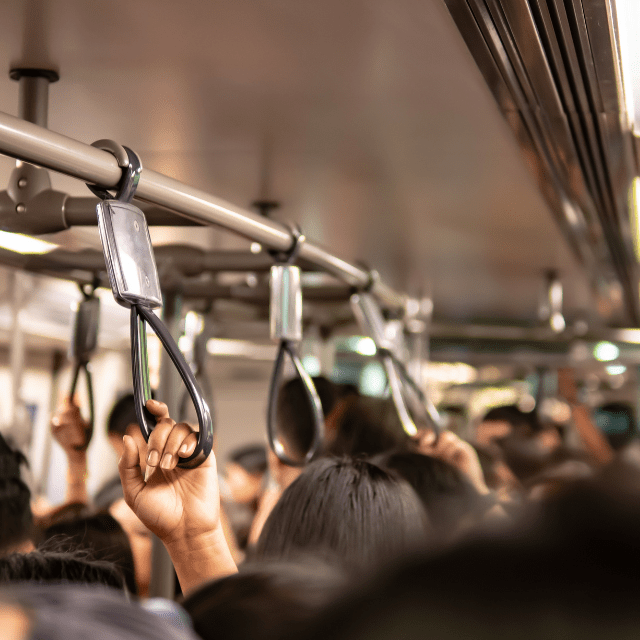 満員電車で…私「降ります！」男「俺に退けってか？（笑）」次の瞬間…→”迷惑男”に【渾身の罠】を仕掛けた結果