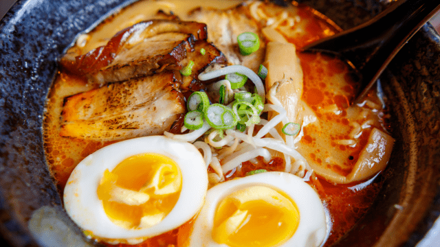 ラーメン屋で…客「財布持ってないから一口くれ」”まさかの要求”をする客。次の瞬間→店主の行動に拍手…！