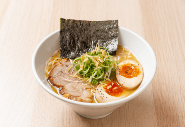 ラーメン屋で…頑固店長「女が1人でラーメン？」女性客「えっ…」⇒直後、店長に反論すると【トンデモない発言】に絶句…！