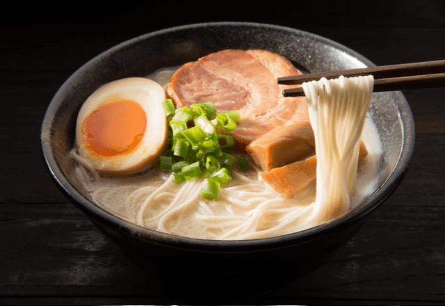 ラーメン屋で…行列に割り込む客「並ぶなんて頭わる（笑）」すると…→店主「…中へどうぞ」店主の”謎行動”に…一同「え？」