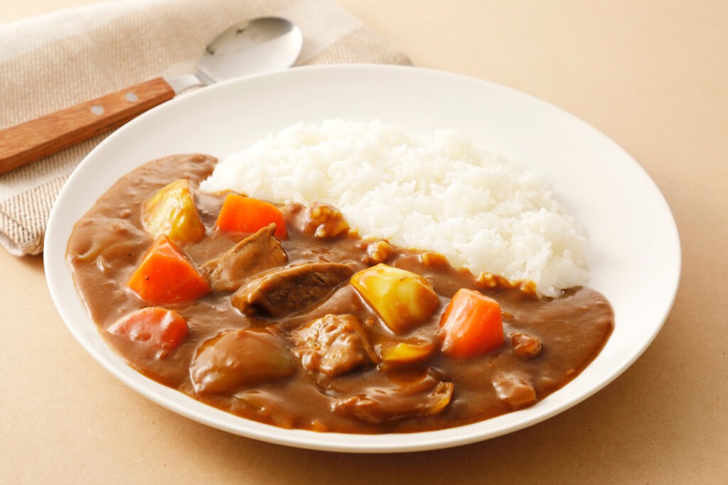 義実家で『カレー』を食べて…嫁「皆さん食べないで！」一同「え？」⇒嫁が気づいた【カレーの秘密】に言葉を失う…