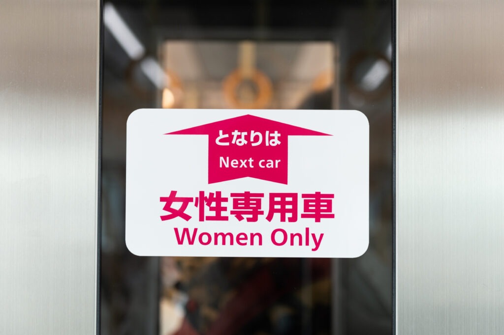 女性専用車両に…会社の『男性上司』が乗り込んできた！？⇒次の瞬間、上司が【大声で叫んだコト】に思わず逃亡…