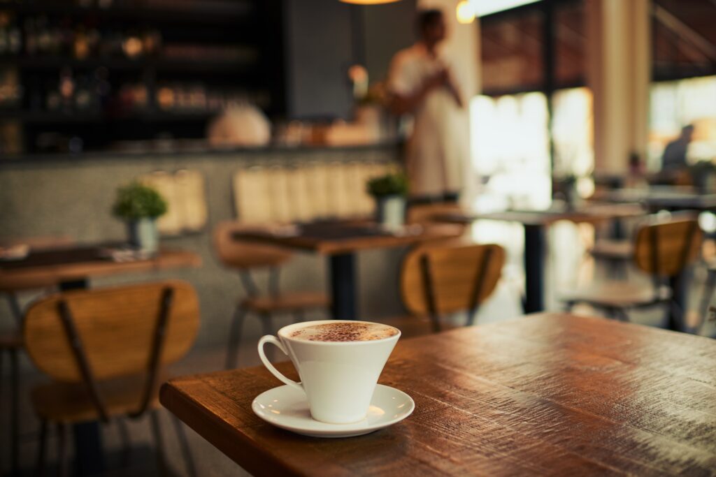 カフェで…店員「何名様でしょうか？」客「見てわかんない？」横柄な態度にイラッ！⇒次の瞬間、客が放った【追撃の一言】に…店員「おい！」