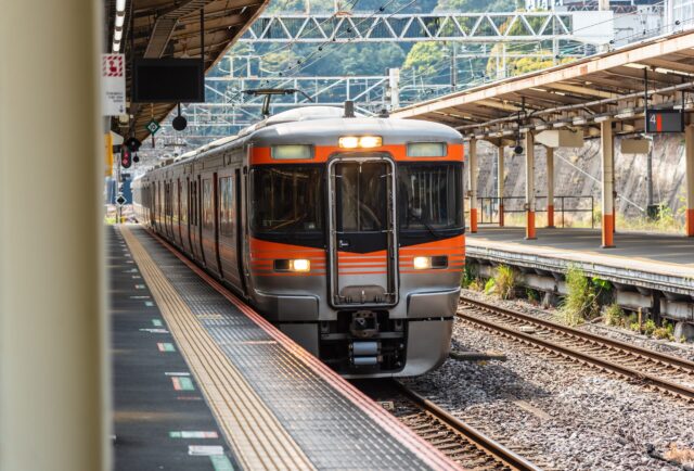 電車への『駆け込み乗車』を繰り返す迷惑客。他の乗客が注意すると…「次の駅で降りろや！」⇒だが次の駅で…判明した【乗客の正体】に…迷惑客「ひぃ…！」