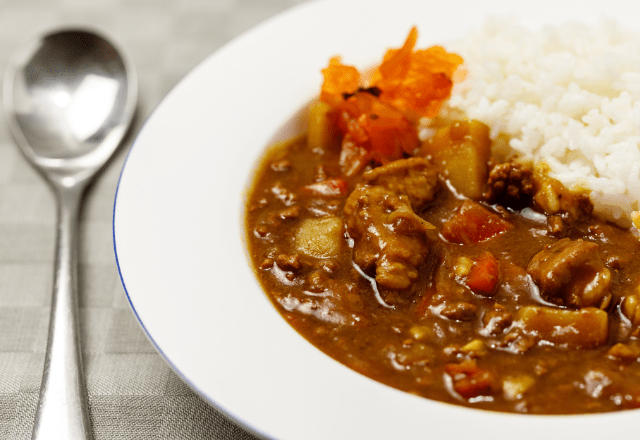 カレー屋で…難癖をつけてくる迷惑客。だが次の瞬間⇒店長「…お待たせしました」提供された”カレー”に…迷惑客「ぐっ…！」