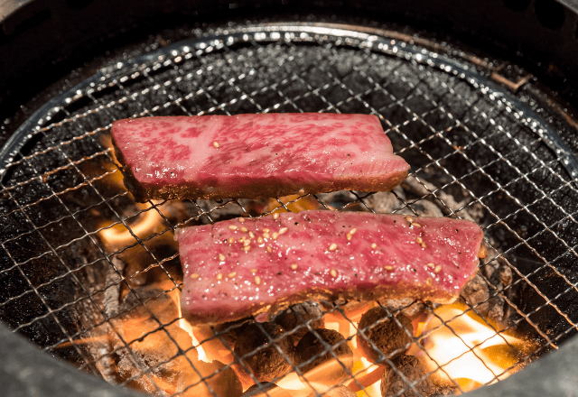 高級焼肉店で…店員「お待たせしました」客「…え？」出された”肉”に違和感…？⇒“店の悪事”に気づき、抗議するが…客「うわぁ！」