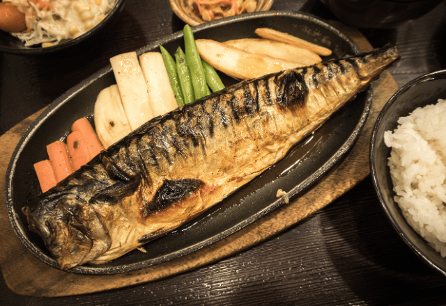 定食屋で…店員「焼き魚定食です～」客「…」突然『黙り込んだ』客…？⇒直後、客が大声で【放ったコト】に…店員「はぁ！？」