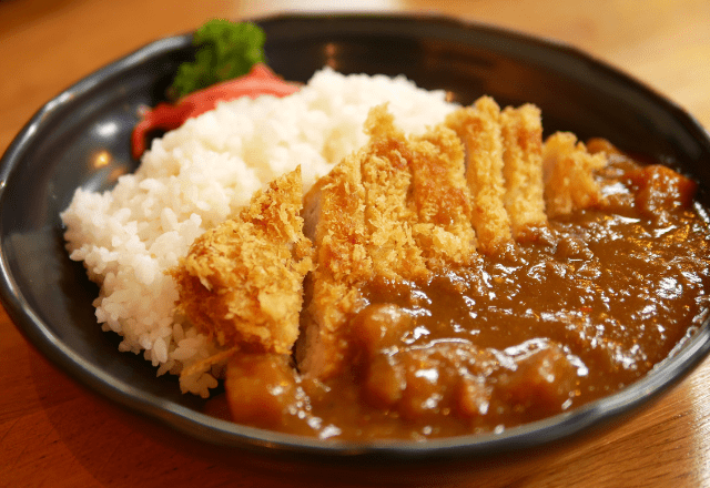 カレー屋で…店員「3000円の会計です」食べたのは”500円”のカレーなのに！？抗議するも⇒店員が説明した“値段の理由”に客は絶句！？