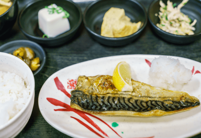 料理屋で…店員「鯖焼き定食お待たせしました～」客「…おい」→客の【突然の言動】に…店員「はあ？」