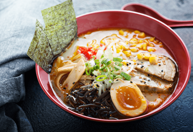 ラーメン屋で…行列に割り込む客「こっちはお客様よ」店主「…わかりました」直後”店主の行動”に…一同唖然！？